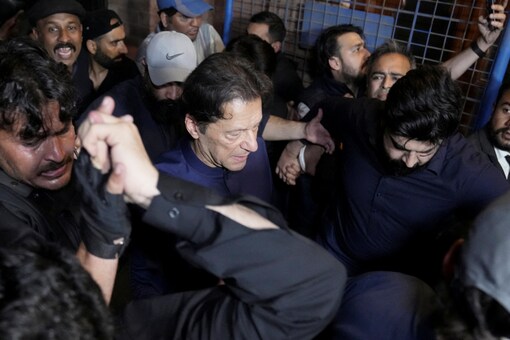 लाहौर में इमरान खान को गिरफ्तार करने पहुंची इस्लामाबाद पुलिस Islamabad police reached to arrest Imran Khan in Lahore