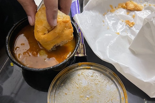 Twitter user tries samosa with sambhar. (Credits: Twitter/@Sassy_Soul_)