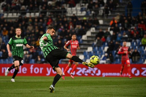 Sassuolo's Nedim Bajrami scores his side's third goal during the Serie A soccer match between Sassuolo and Cremonese at Mapei Stadium, Reggio Emilia, Italy, Monday March 6, 2023. (Massimo Paolone/LaPresse via AP)
