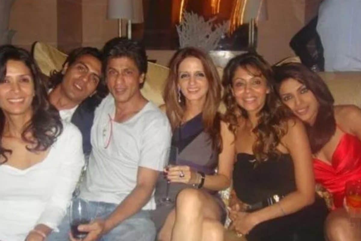 Priyanka Chopra Sweetly Places Her Head on Gauri Khan's Shoulder in Viral Photo With Shah Rukh Khan