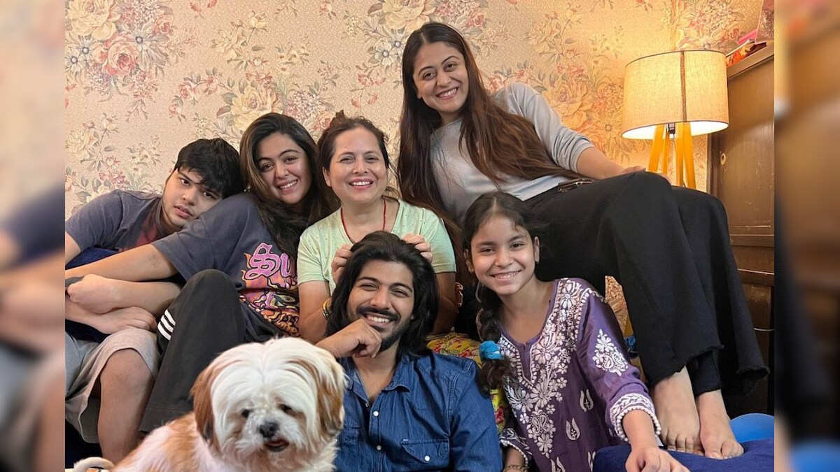 Sheezan Khan Sends Out Holi Wishes With Happy Family Photo After His ...