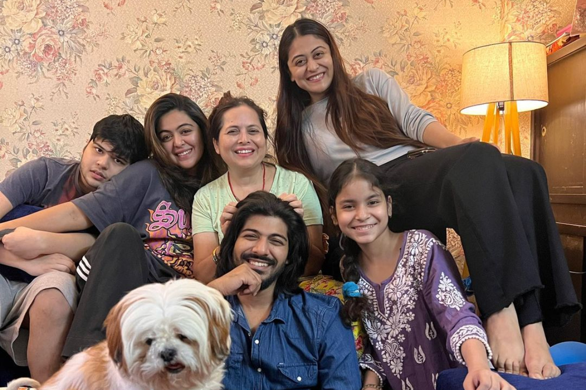Sheezan Khan Sends Out Holi Wishes With Happy Family Photo After His ...