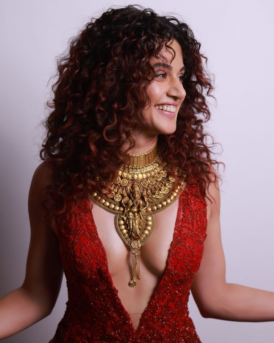 Taapsee Pannu Looks Smoking Hot In Red, Check Out The Diva's Sexy ...