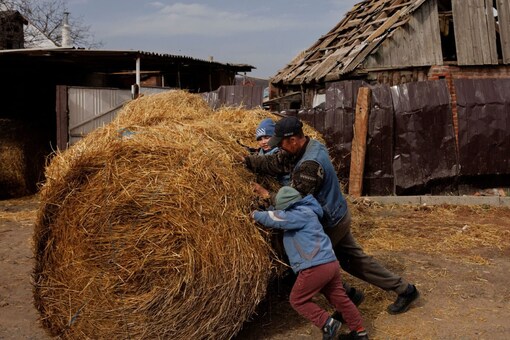  Reuters)