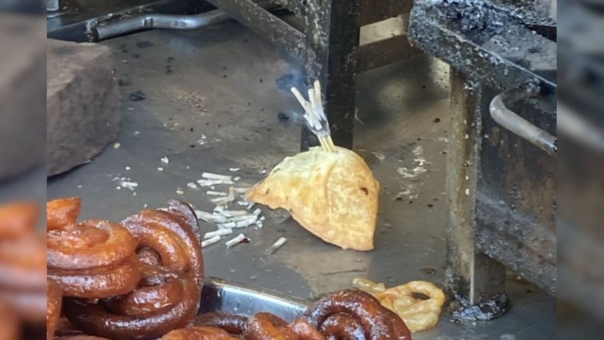 ‘Samosabatti’: Desi Shopkeeper Lighting Incense Sticks in Samosa Amuses Internet