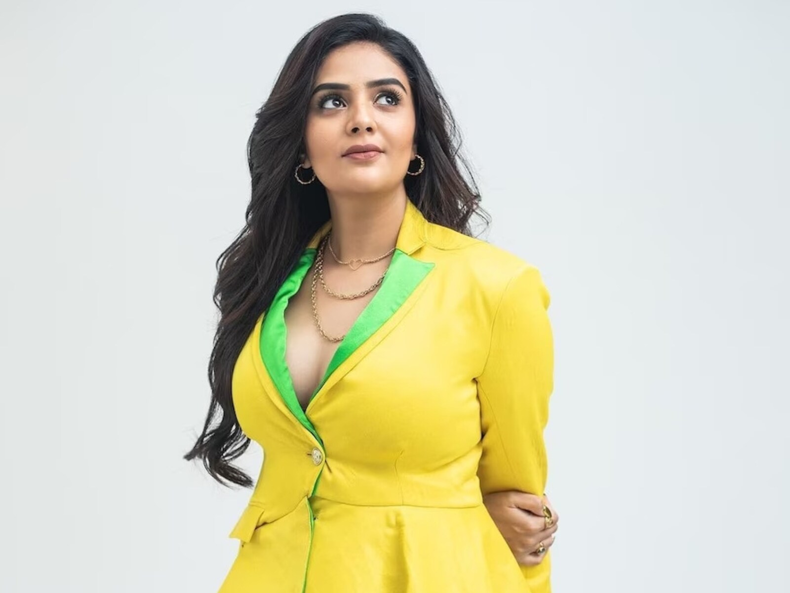Telugu Actress Sreemukhi Looks Stunning In Lemon Yellow Pantsuit Set, See  Pics - News18