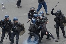 Violence Surges in French Protests as Parisians Take to Streets Against Pension Reforms | In Pictures