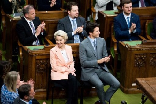 The President of the European Commission Ursula von der Leyen (L) receives an applause alongside Canada's Primer Minister Justin Trudeau, before she addresses Parliament in the House of Commons on Parliament Hill in Ottawa, Canada, on March 7, 2023. (AFP)