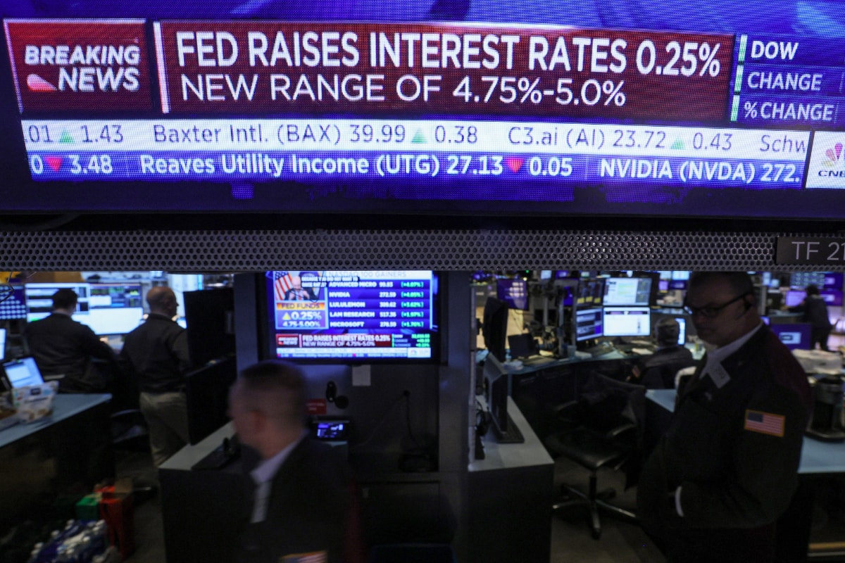 US Stocks Slump after Fed's Ninth Straight Rate Hike as Banking Turmoil Persists