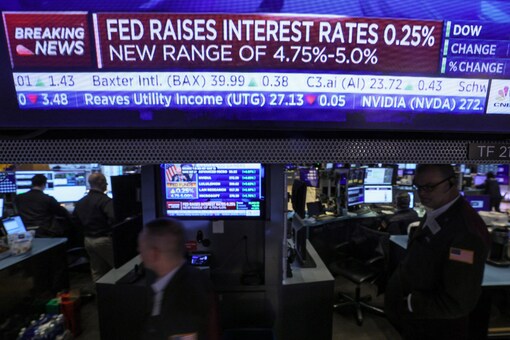 Traders react as a screen displays the Fed rate announcement on the floor of the New York Stock Exchange (NYSE) in New York City, U.S., March 22. (Image: Reuters)