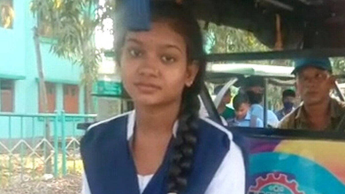 WBBSE Madhyamik Girl Student Drives e-Rickshaw to Reach Board Exam Centre