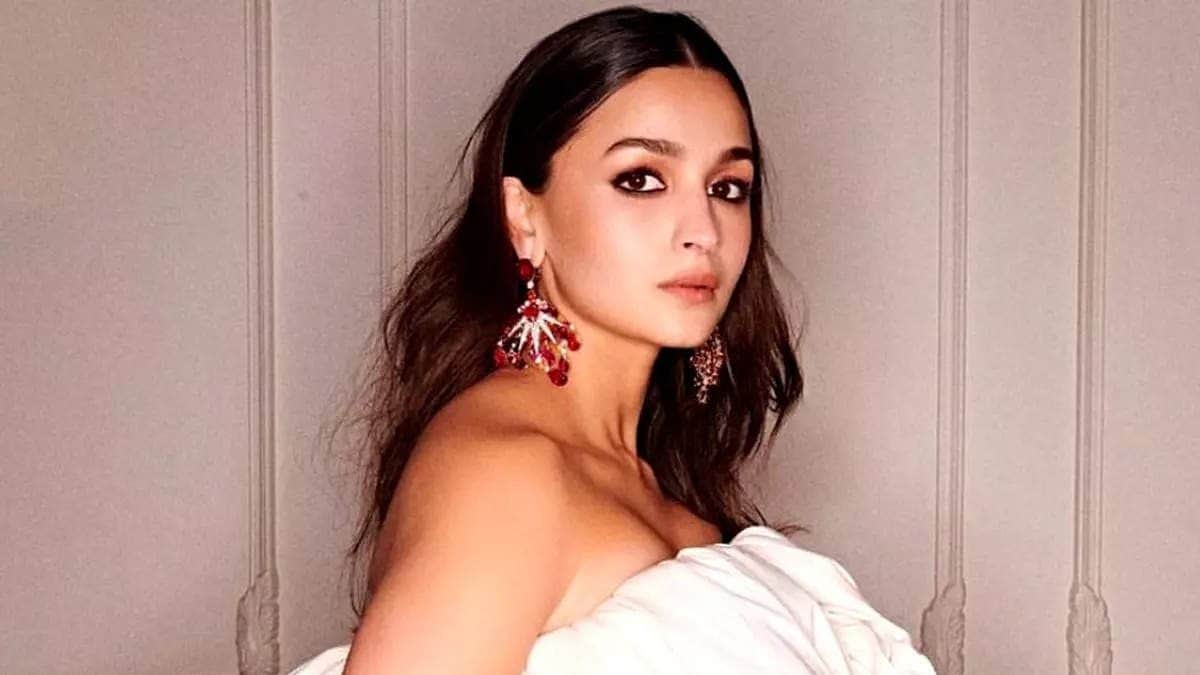 Alia Bhatt Reacts to 'Nepo Baby' Tag After Priyanka Chopra Said 'Was Terrified... I'm Not Nepo Baby' - Vimarsana News