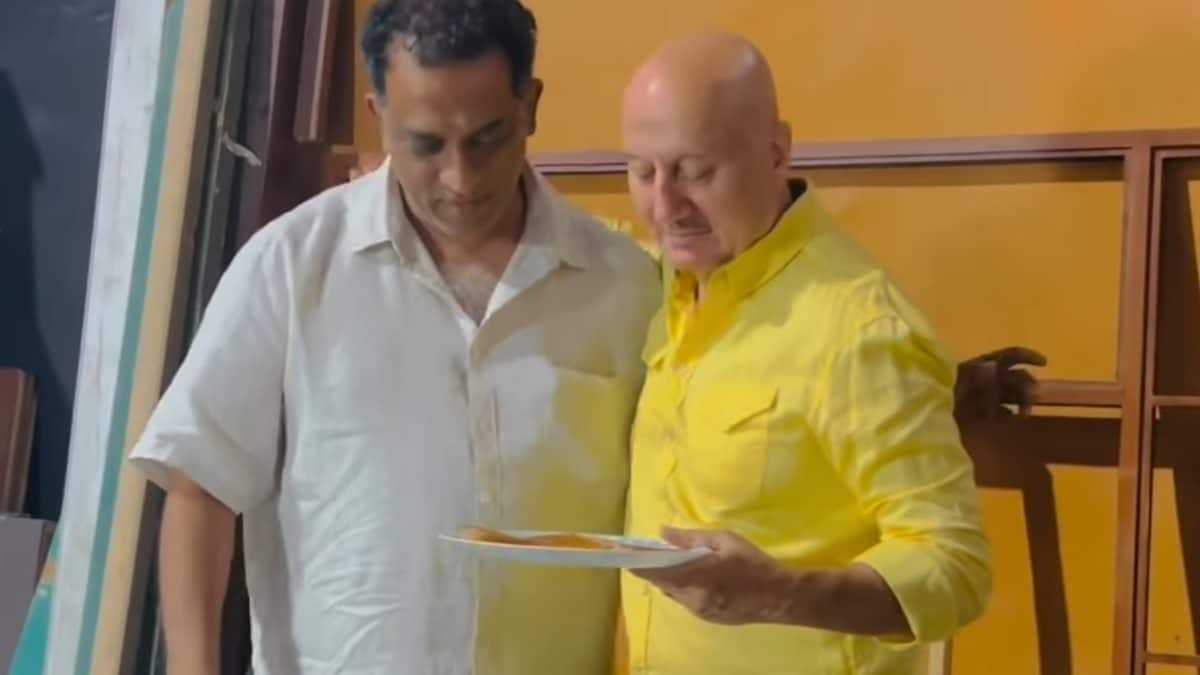 Anupam Kher Records As Anurag Basu Cooks 'Hot And Tempting' Egg Dosa For Him; Watch - Vimarsana News