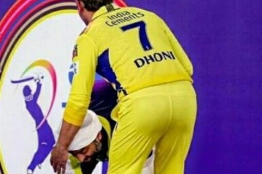 Arijit Singh bows down to touch MS Dhoni's feet