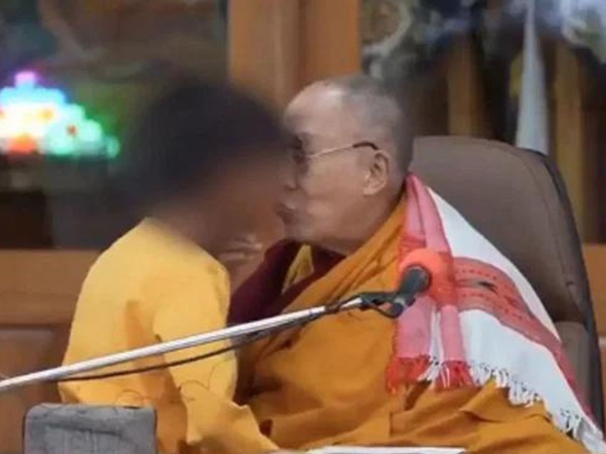 boy kissing dalai lama111