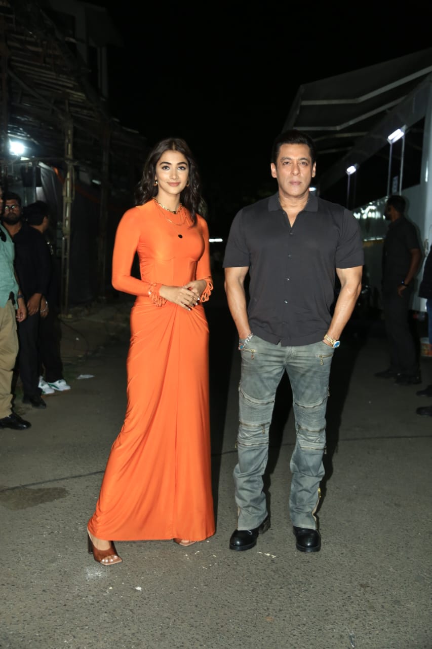 Salman Khan and Pooja Hegde look gorgeous together. While Salman looks smart in casuals, Pooja looks elegant in an orange ensemble. 