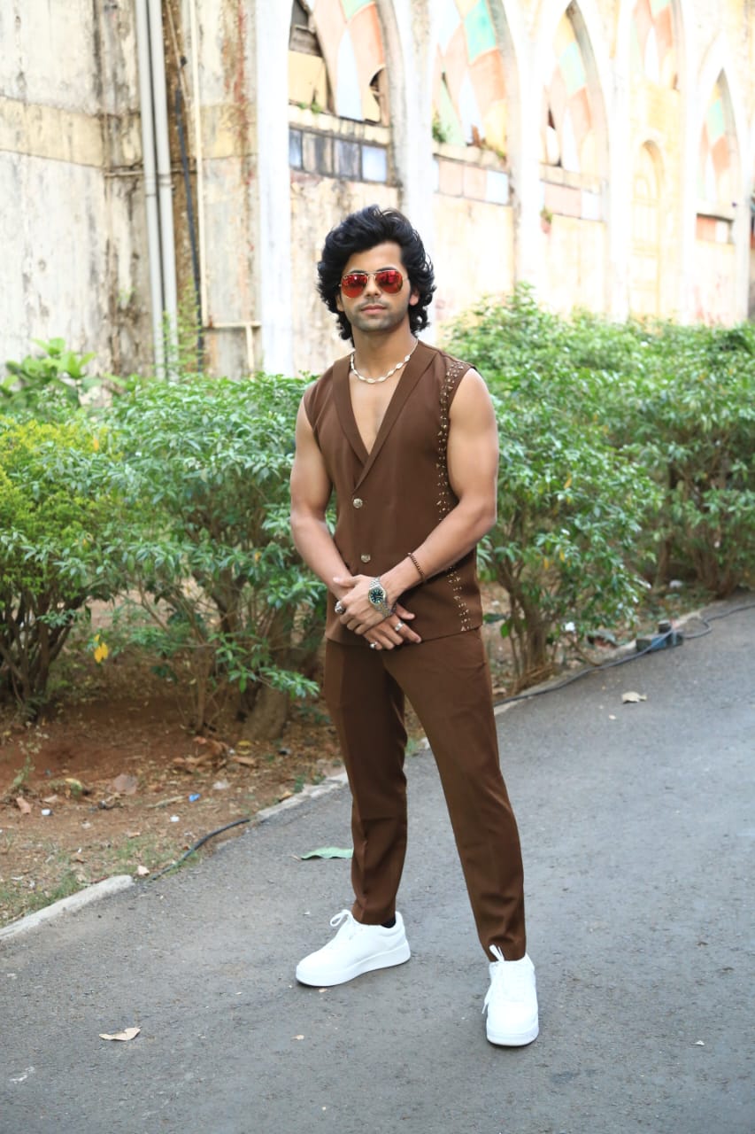 Siddharth Nigam looks suave in a co-ord set.