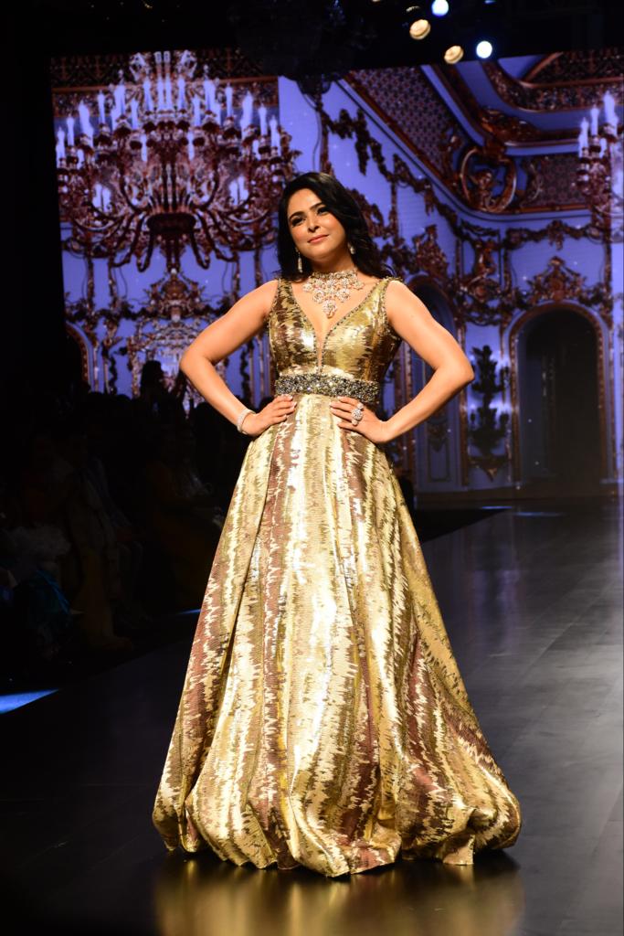 Madhurima Tuli looks stylish in a golden dress. 