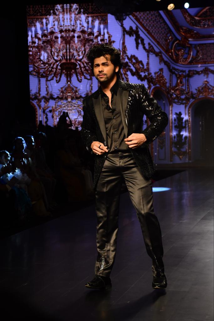 Siddharth Nigam looks dapper in a black suit. 