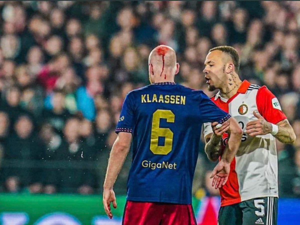 Berg kleding op beschaving Meting KNVB Cup: Ajax's 2-1 Semifinal Win Over Feyenoord Marred by Fans Violence
