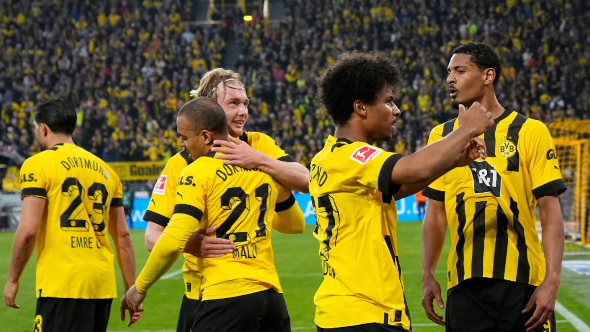 Bundesliga: Borussia Dortmund Beat Eintracht Frankfurt to Go Top as Bayern Munich Stumble at Mainz