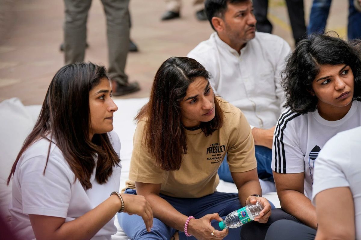 क्रिकेटरों और अन्य खिलाड़ियों की चुप्पी पर विनेश फोगाट का सवाल, बोली- क्या आप सिस्टम से इतना डरते हैं? Vinesh Phogat's question on the silence of cricketers and other players, said- Are you so afraid of the system?