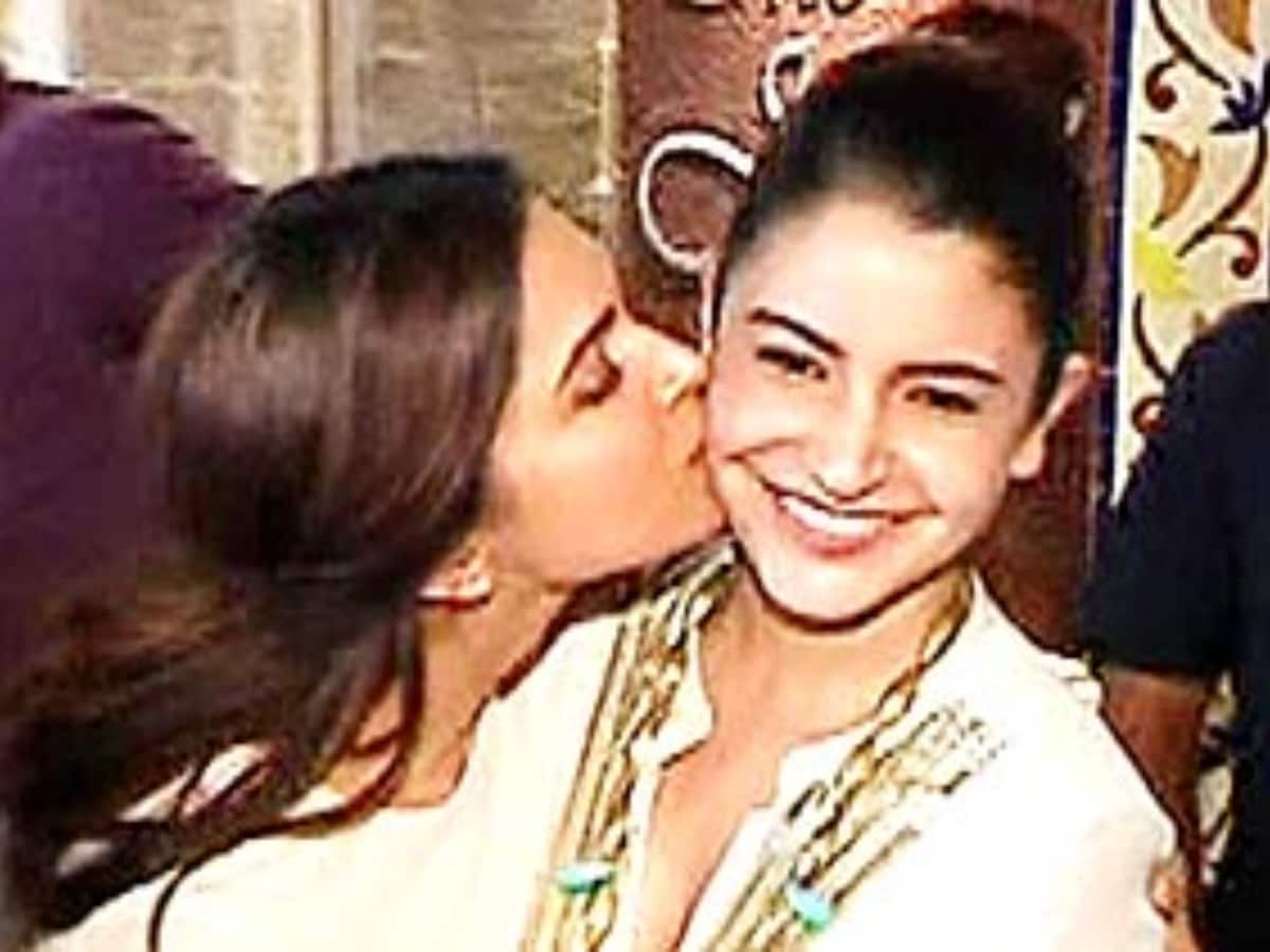 1200px x 900px - Deepika Padukone Kisses Anushka Sharma in Front of Karan Johar in Viral  Video; Fans React - News18