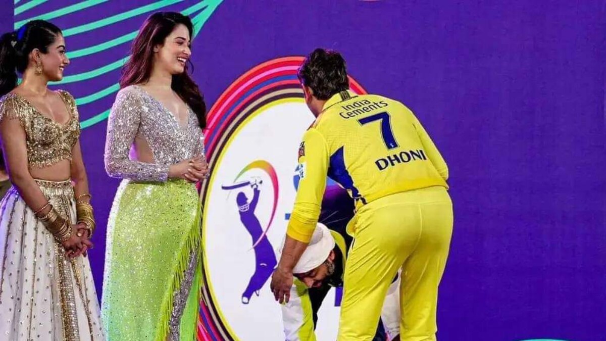 IPL 2023: Arijit Singh Touches Dhoni's Feet During Opening Ceremony, Wins Respect - Vimarsana News