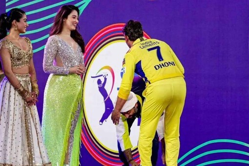 Arijit Singh touched Dhoni's feet at IPL 2023 opening ceremony. (Via Twitter)