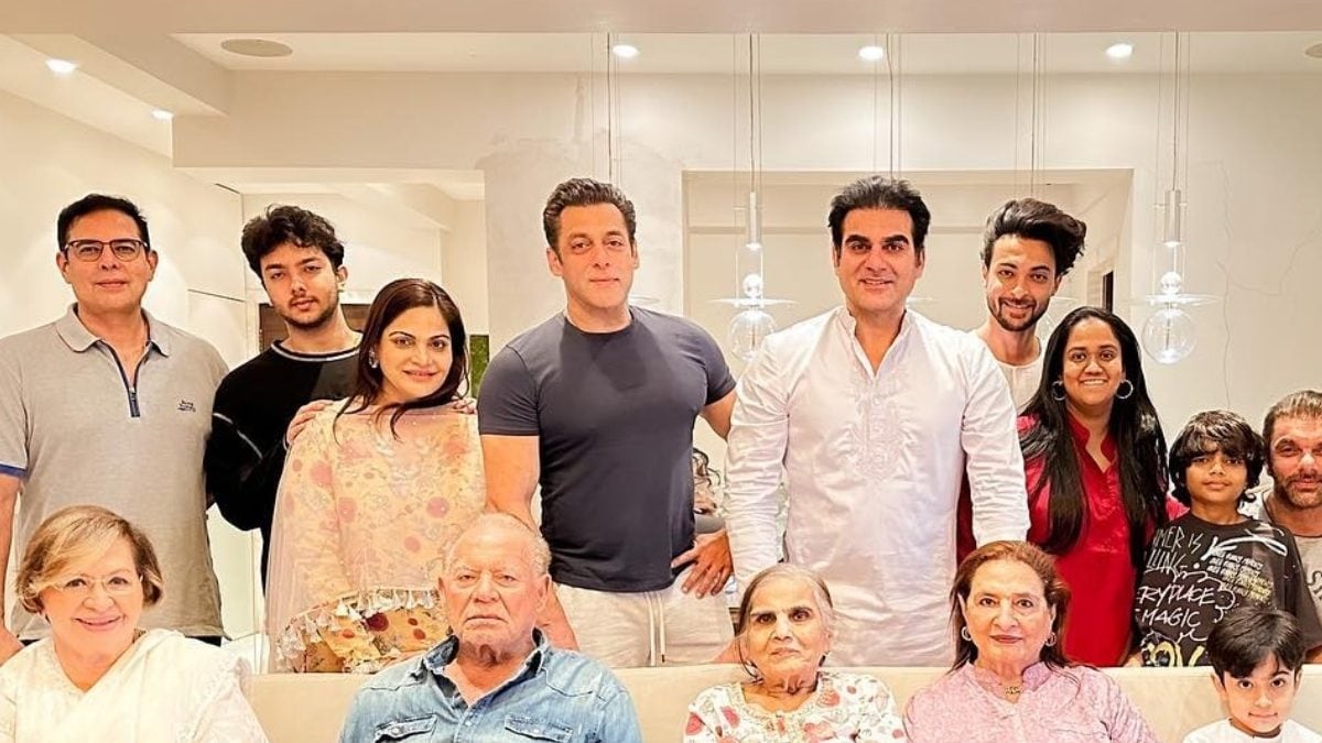 Eid 2023: Salman Khan Poses With Salim Khan, Aayush Sharma And Others for Perfect Family Photo