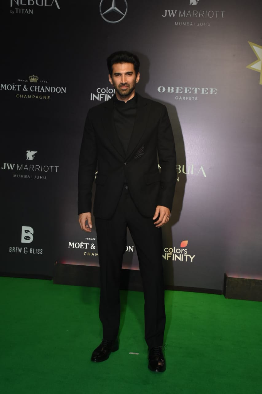 Aditya Roy Kapur looks dapper in a black suit at Hello Hall of Fame Awards 2023. 