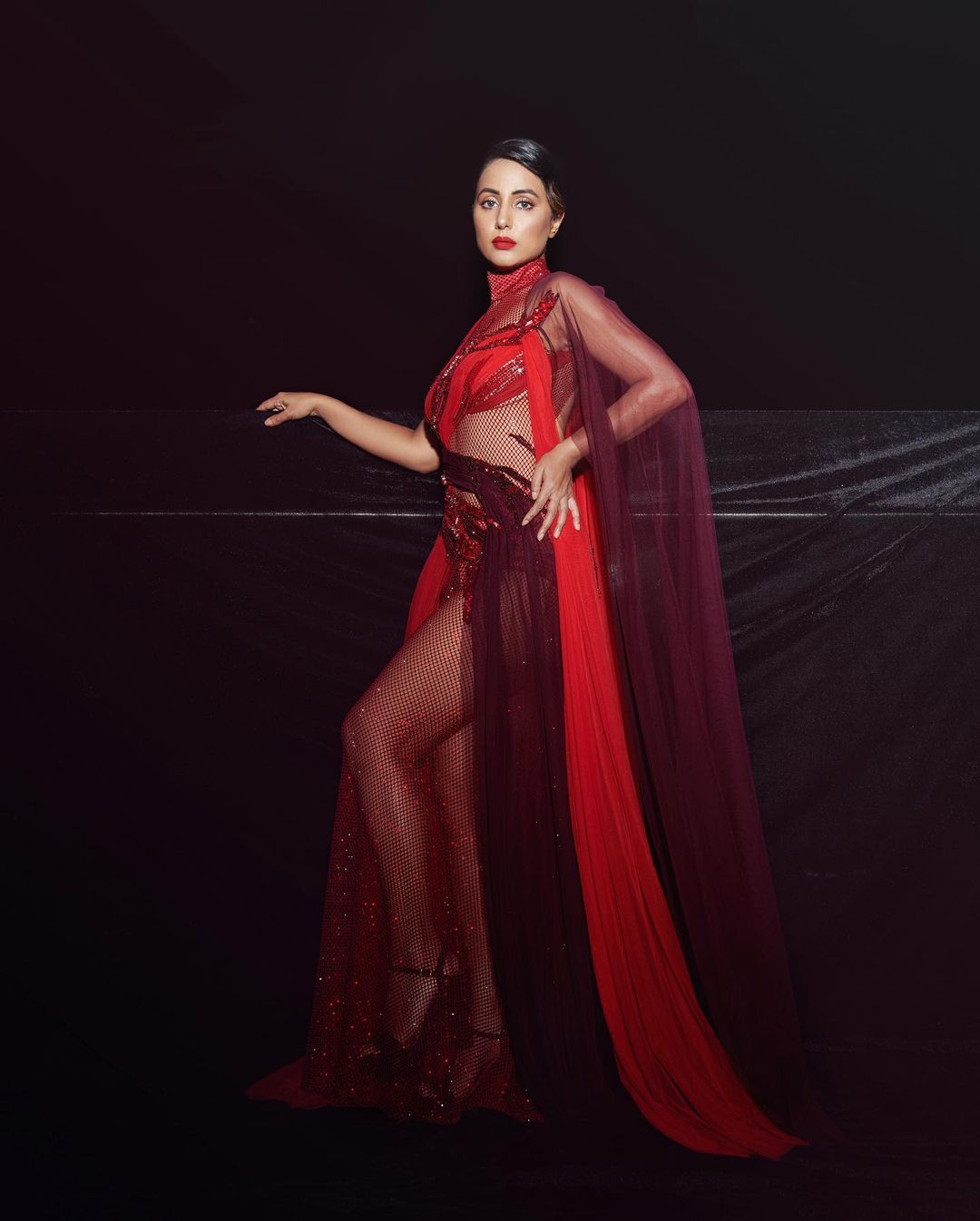 Hina Khan looks regal in the dress with a flowy cape. 