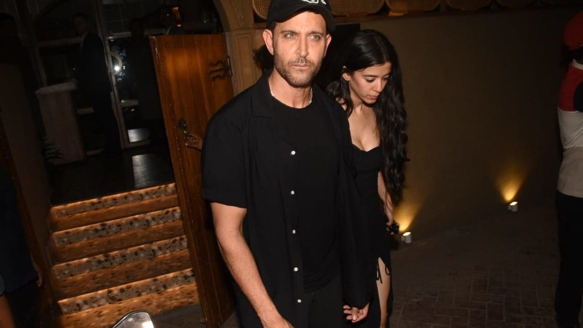 Hritihik Roshan Holds Saba Azad Close As Couple Gets Clicked on Romantic Date; Watch - Vimarsana News