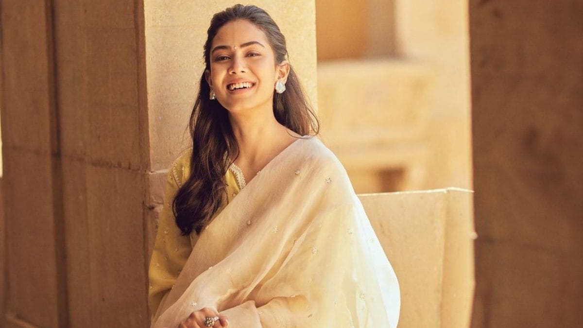 Mira Rajput Looks Beautiful In Chic Ethnic Wear; Says 'Haso, Jiyo, Muskurao' - Vimarsana News