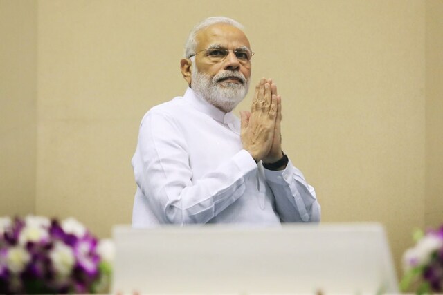 PM Modi Pays Tributes to Rabindranath Tagore - News18