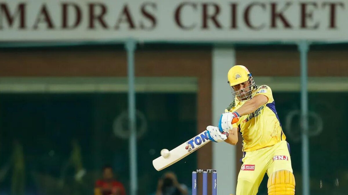 Watch Ms Dhoni Lights Up Chepauk With Sixes Reaches 5000 Ipl Runs As