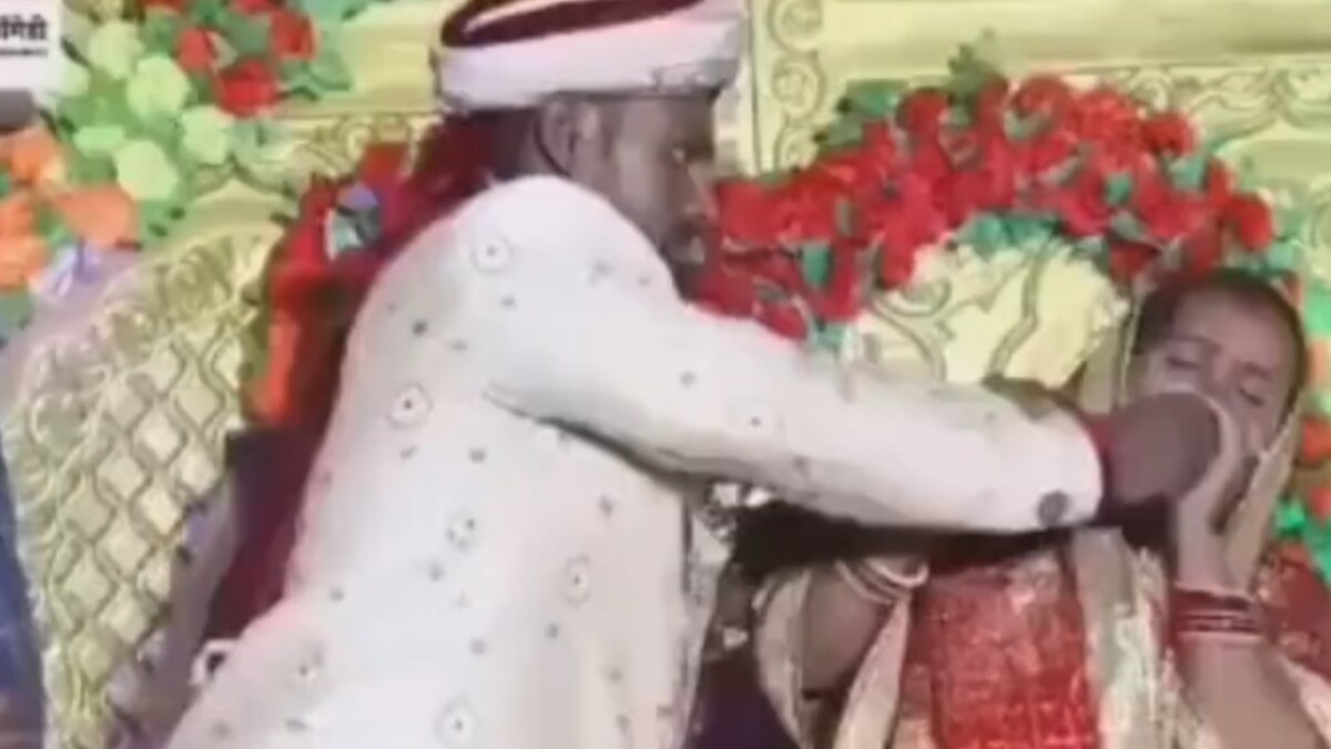 On Wedding Stage, Bride And Groom Shower Each Other With Slaps - Vimarsana News