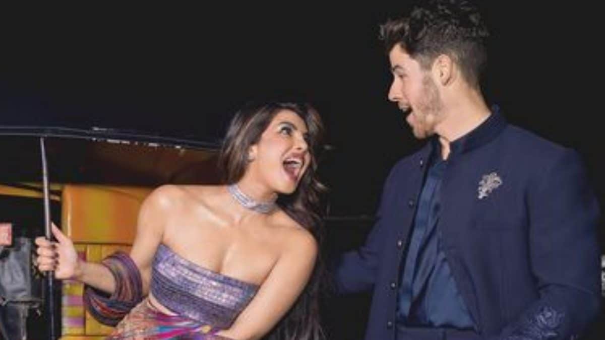 Nick Jonas Helps Wifey Priyanka Chopra Get Off Stage, Adorably Fixes Her Dress; Watch