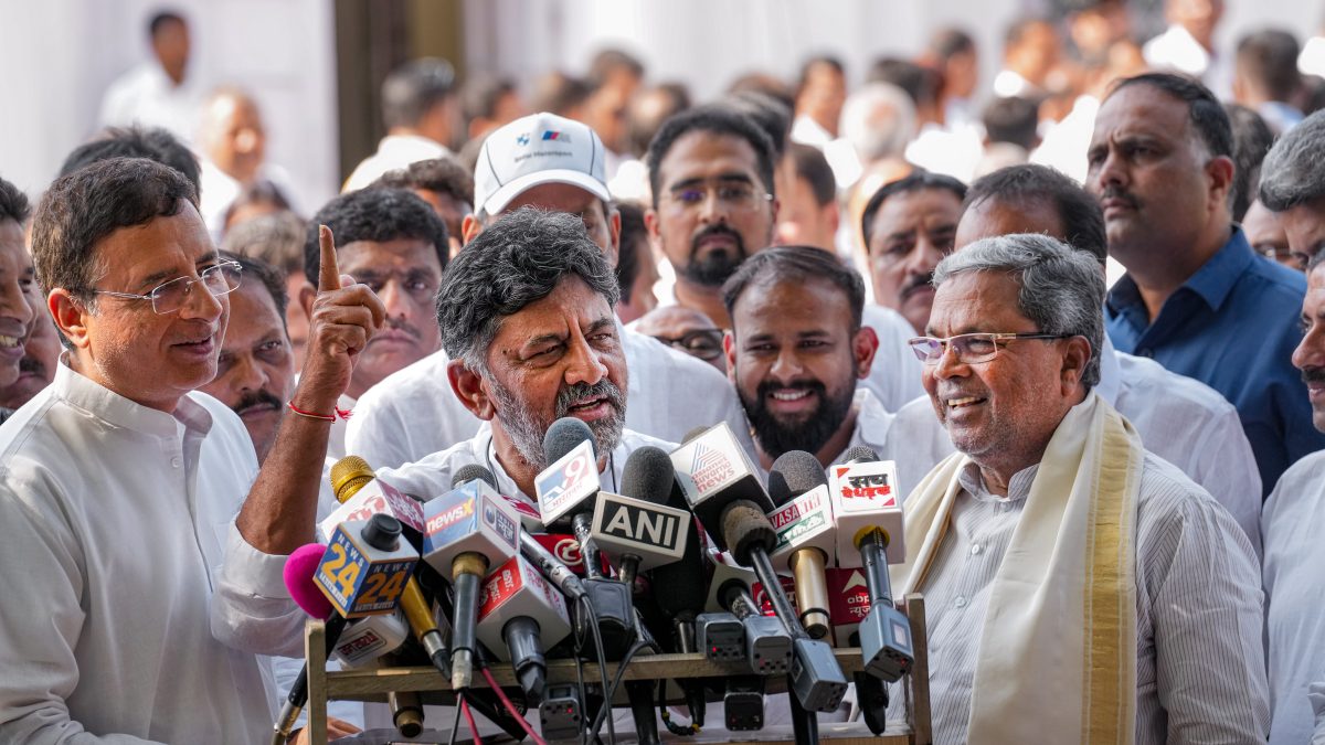 Siddaramaiah or Shivakumar for K'taka CM? As Poll Fever Heats Up, A Look at Journey of 2 Leaders - Vimarsana News