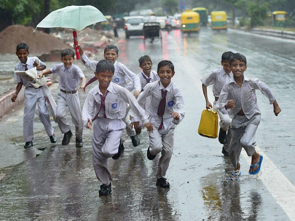 Weather Updates: Thick Clouds Envelope Delhi-NCR; Strong Winds & Light Rain  in Some Areas - News18