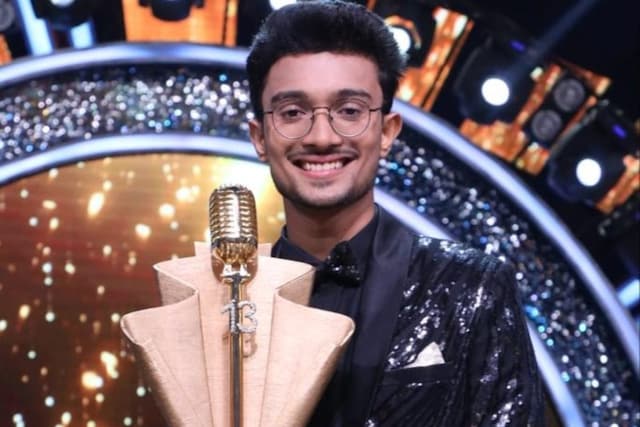 indian-idol-13-winner-rishi-singh-lifts-trophy-takes-home-car-rs-25