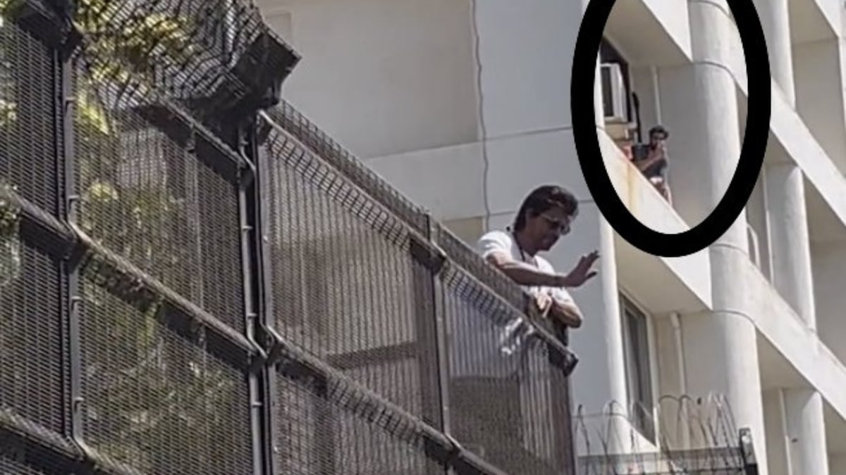 This Man Had the Best View of Shah Rukh Khan Greeting Fans From Mannat on Eid 2023