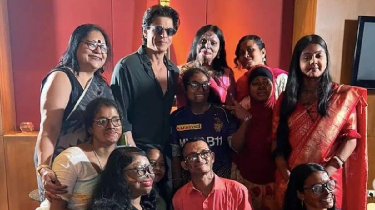Shah Rukh Khan Wins Hearts As He Encourages Acid Attack Survivors In Kolkata, Pics Go Viral
