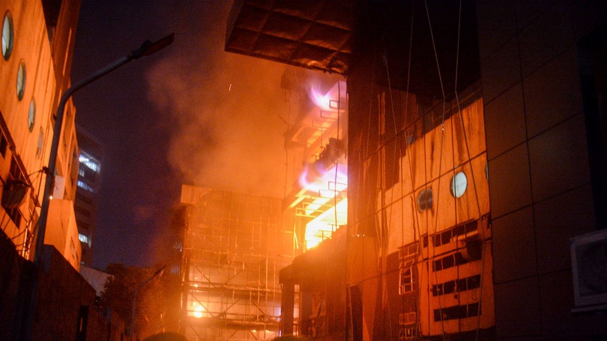 WATCH | Glass Panes Burn, Fly Down Like Paper as Massive Fire Eats Up Top Floor of Thane Building - Vimarsana News