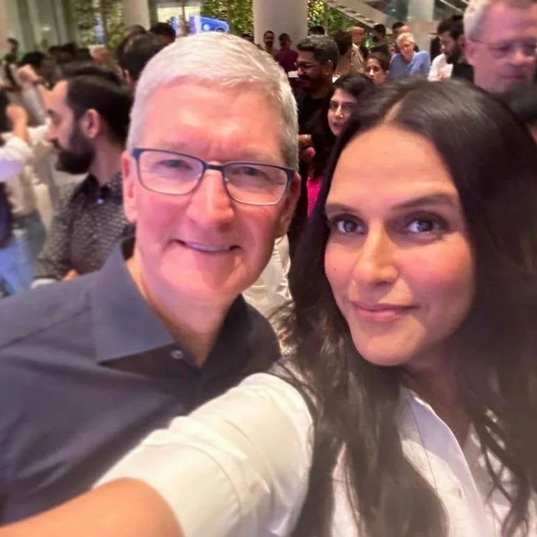 Tim Cook poses for a selfie with Neha Dhupia. 
