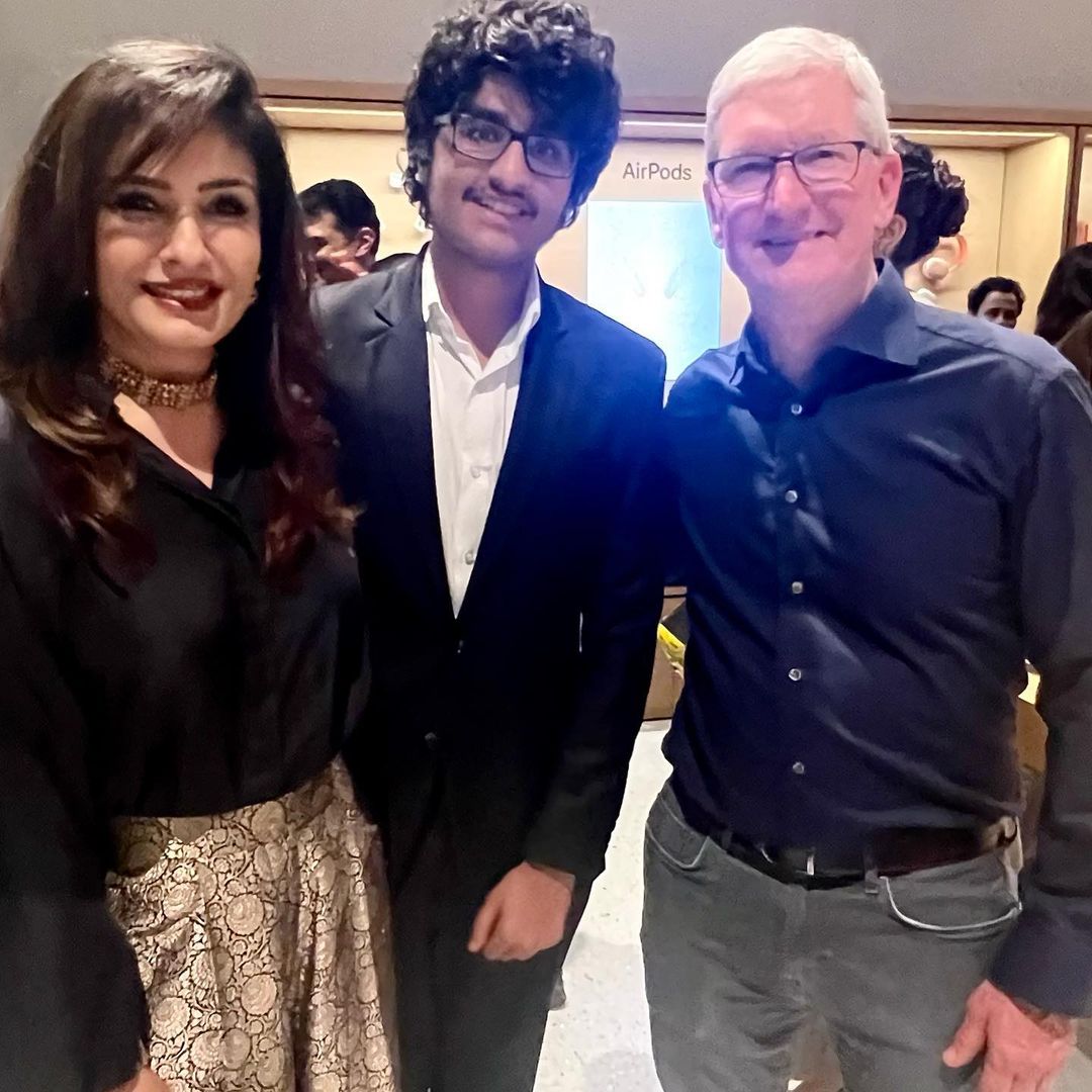 Tim Cook strikes a pose with Raveena Tandon and her son.