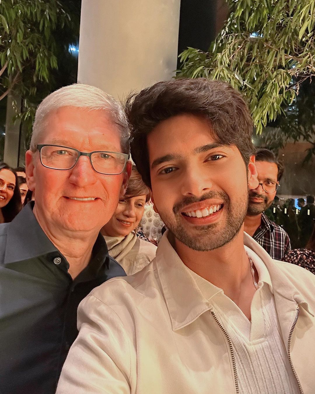 Tim Cook poses with Armaan Malik for another selfie. 