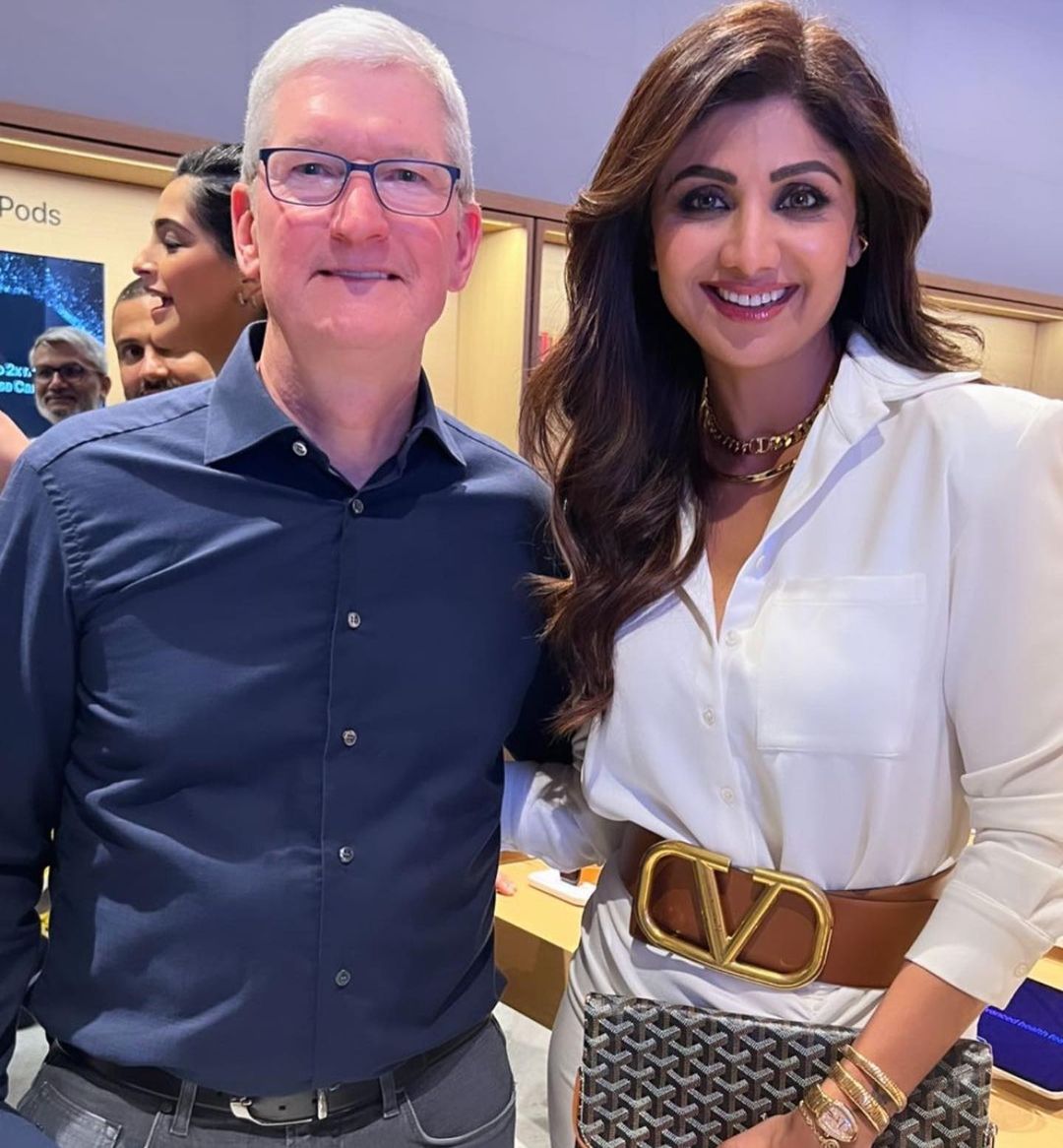 Tim Cook poses with Shilpa Shetty Kundra. 