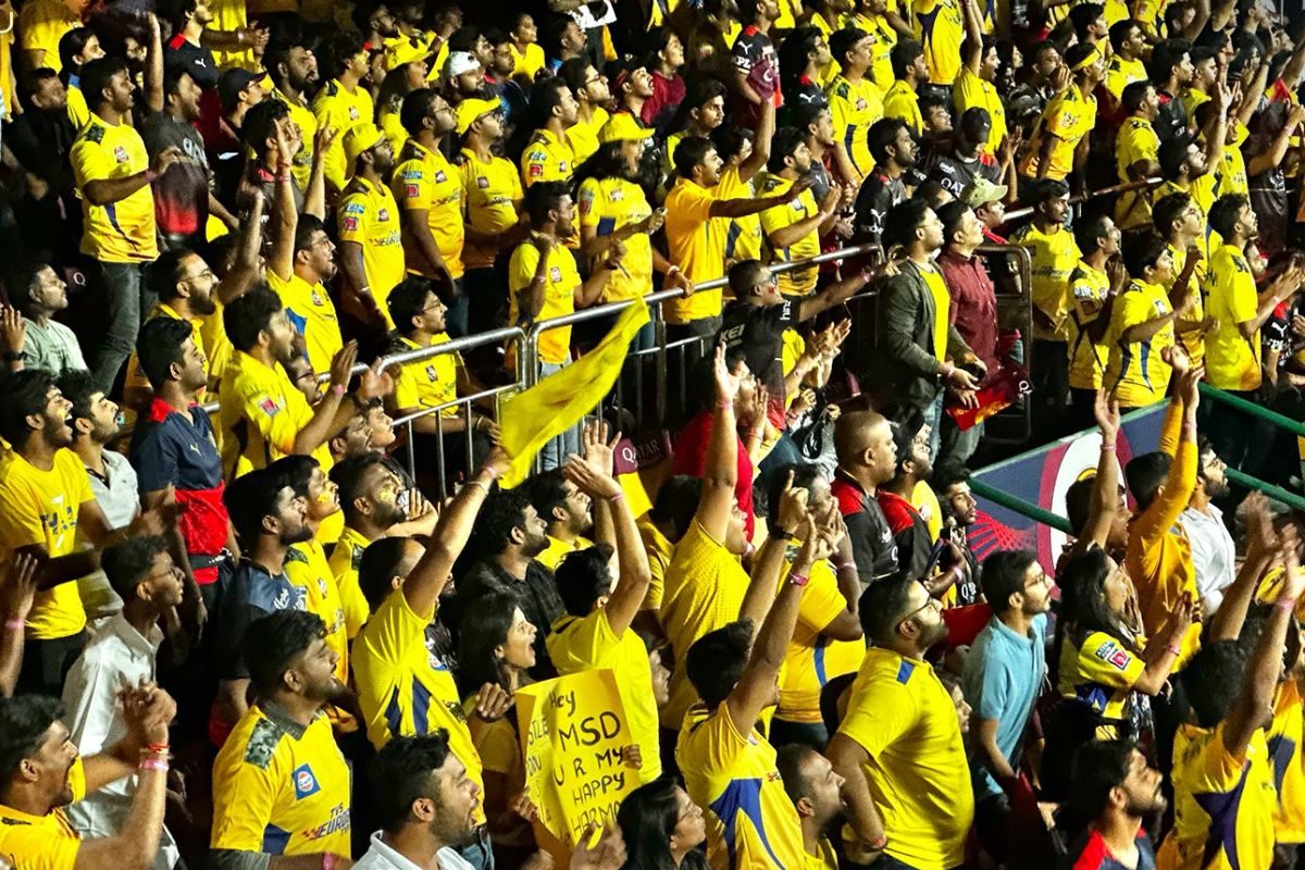 Dhoni Fans Trolling RCB With CSK Chants at Chinnaswamy Stadium is Peak IPL  Moment - News18