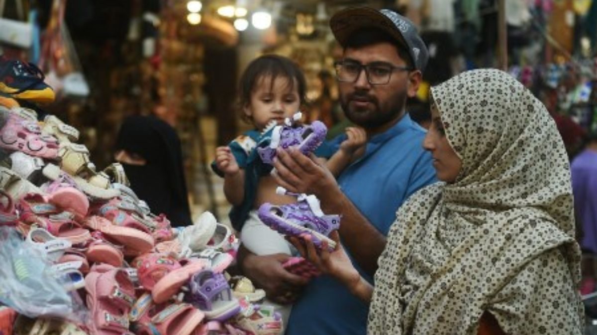 Pakistanis Becoming Poorer, 35.37% Inflation Historic High as Figures Show Economic Crisis Likely to Worsen